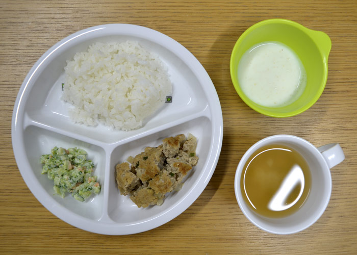 ニラと豆腐のつくね風 4月13日の園ごはん なとりおひさま保育園ホームページ