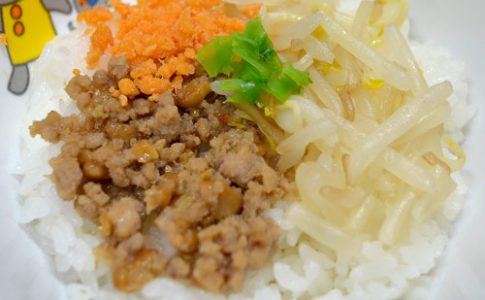 絹さやと納豆の4色丼